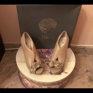 VINCE CAMUTO _ nude colored heels